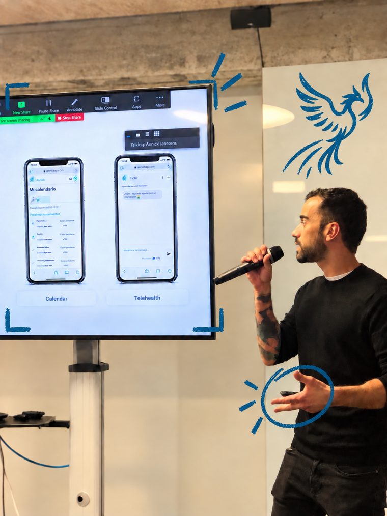Pablo Pérez presentando el diseño de una web a medida