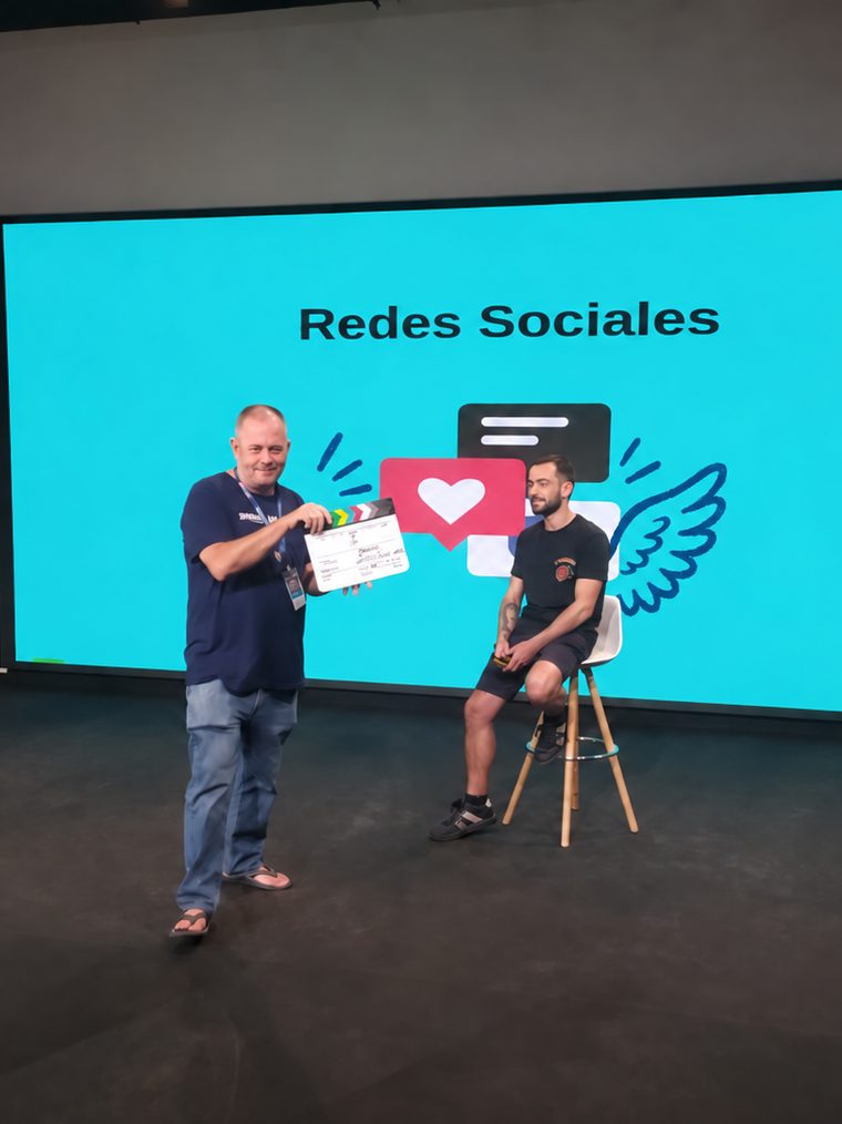 Pablo Pérez grabando contenido para redes sociales en plató