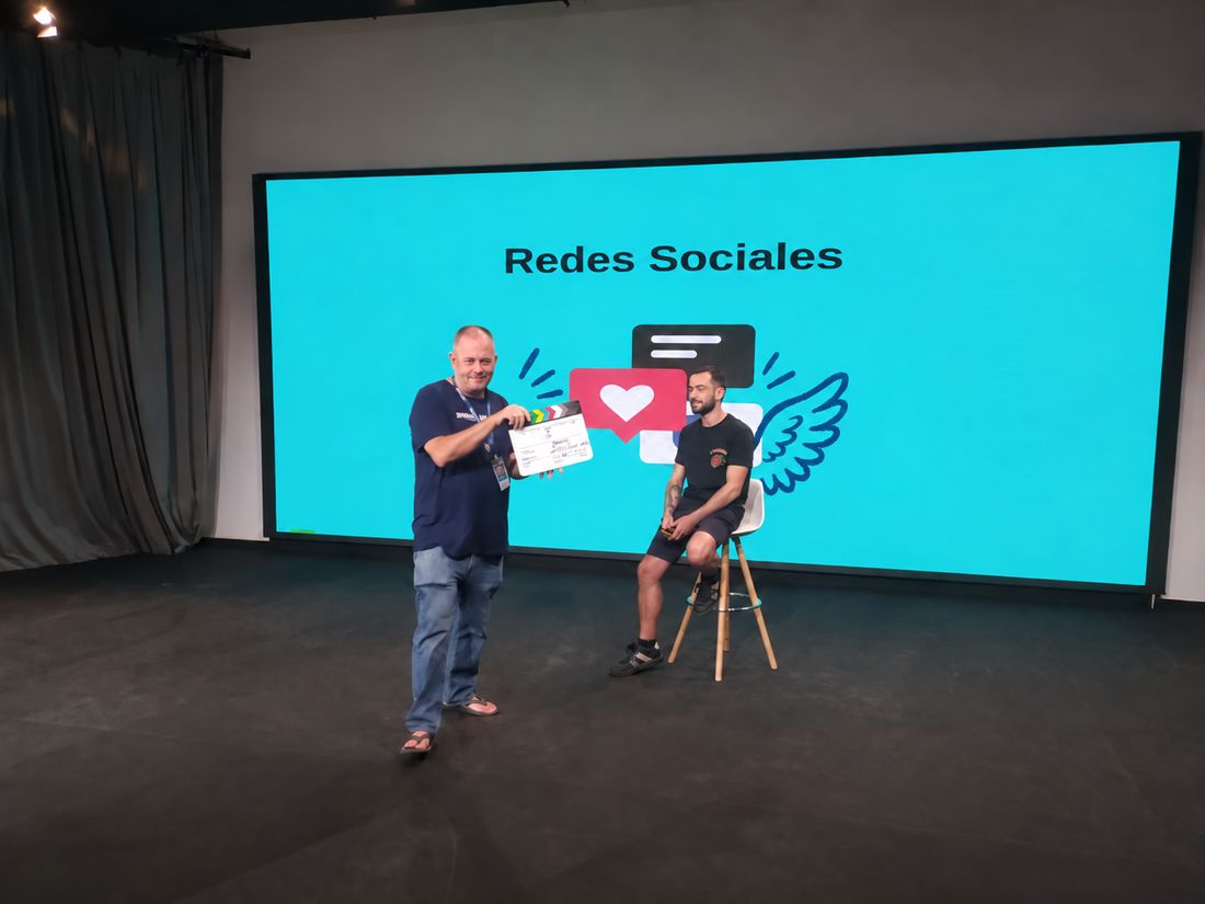 Pablo Pérez grabando un vídeo para redes sociales en plató