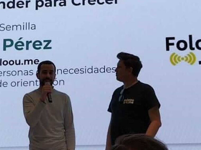 Pablo Pérez recogiendo el Premio al Emprendedor Joven
