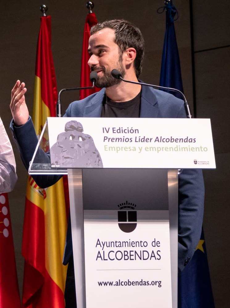 Pablo Pérez, consultor de marketing digital, recogiendo el Premio Líder Alcobendas